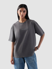 Woman wearing grey oversized t-shirt with 'Zero to One' print – unisex streetwear in Pakistan by Groovy