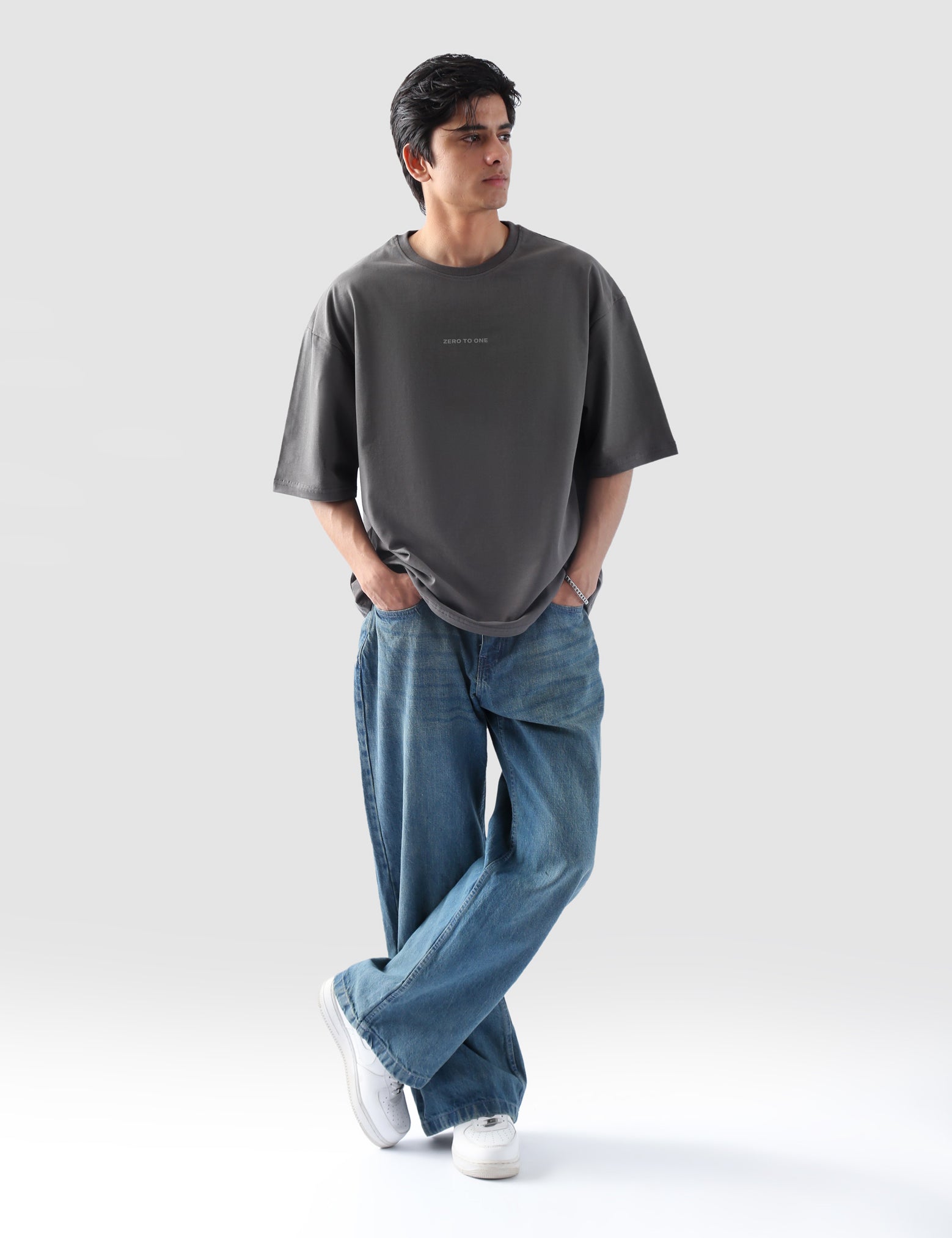 Man wearing grey oversized t-shirt with 'Zero to One' text – streetwear in Pakistan by Groovy