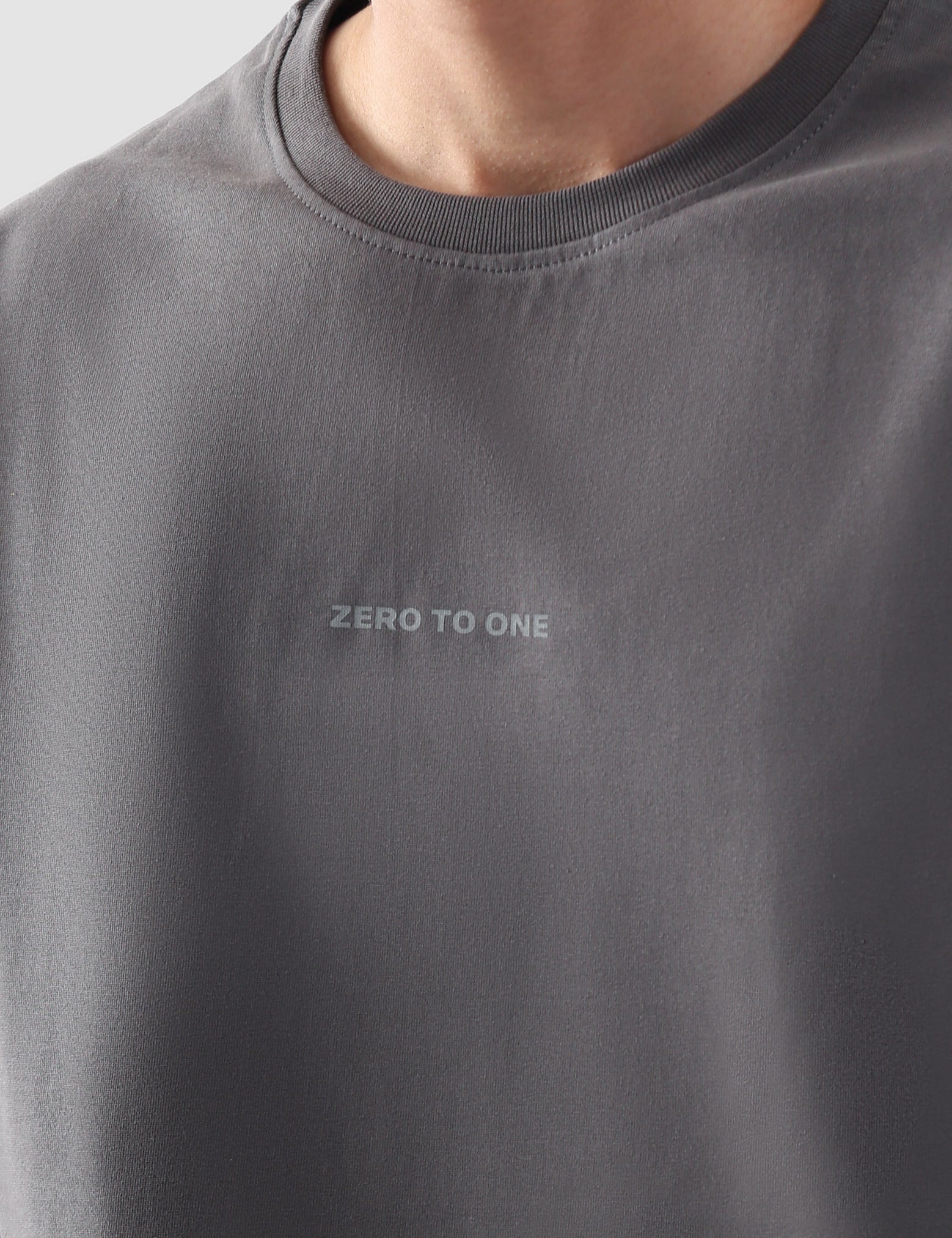 Close-up of 'Zero to One' text on grey oversized t-shirt – Groovy streetwear Pakistan